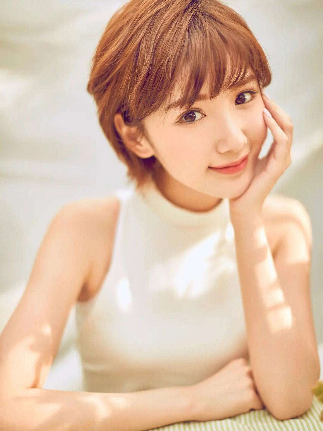 可无论是母亲还是毛晓彤,都对这个男人极其厌恶,毫不留情地将他赶了