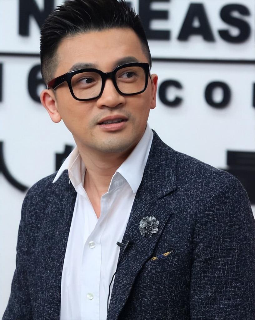 回顾演员颜丹晨44岁勇敢为小丈夫生儿子今一家三口幸福满满