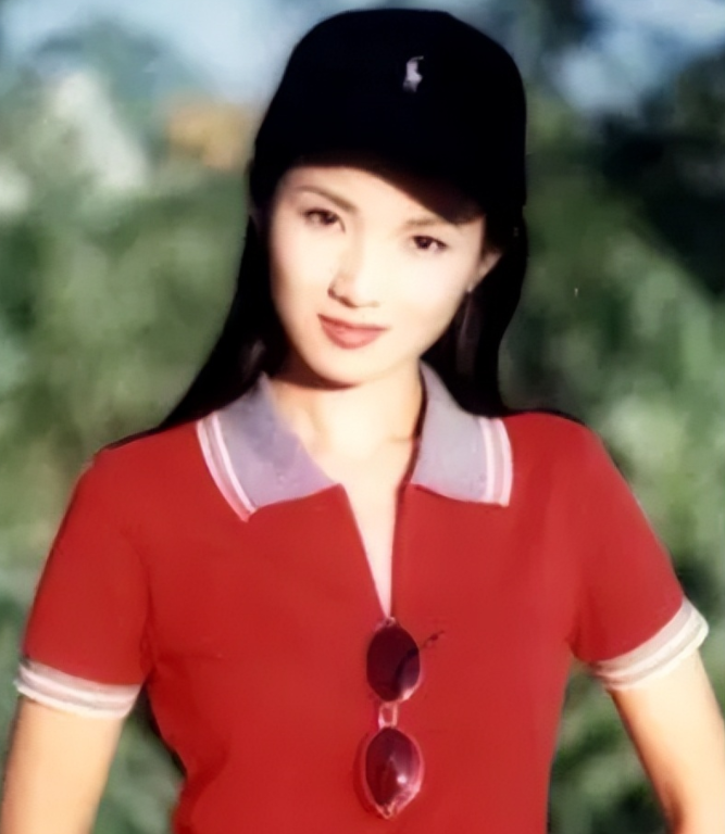 回顾管彤26岁进央视41岁结婚42岁冒险生子如今被丈夫宠成公主