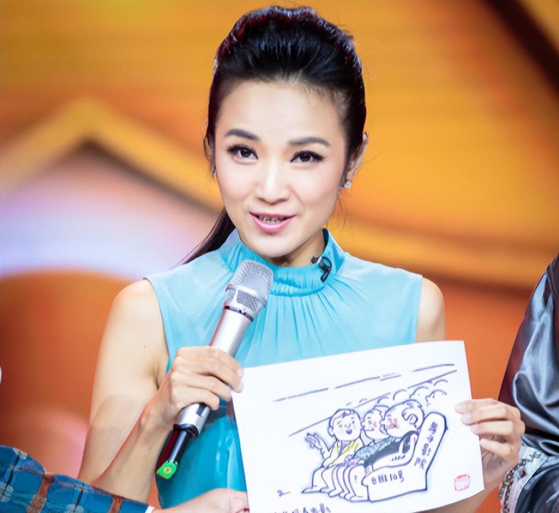 回顾管彤26岁进央视41岁结婚42岁冒险生子如今被丈夫宠成公主