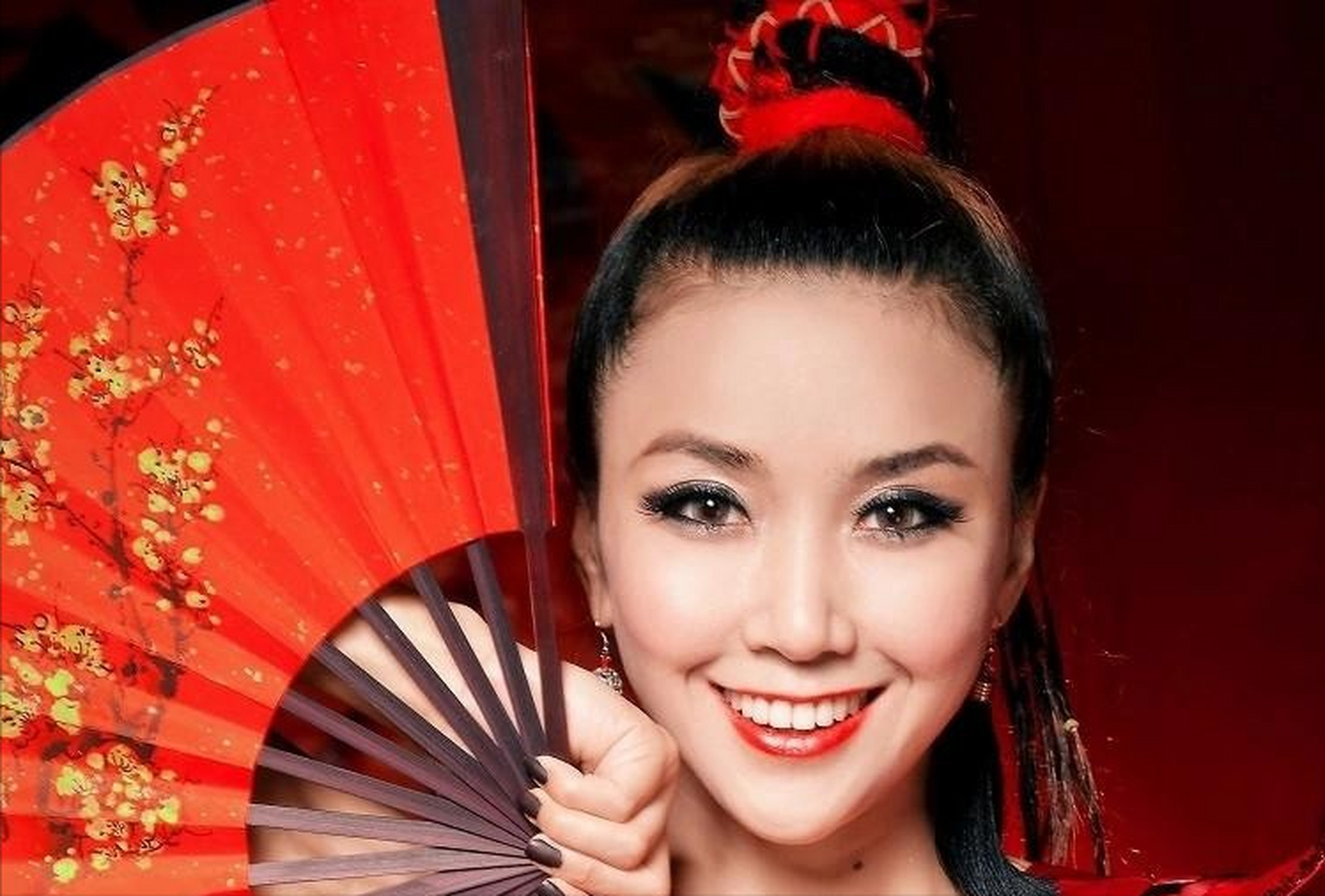 2016年,在综艺节目上,歌手王蓉突然拿水杯泼向主持人,谁知用力过猛