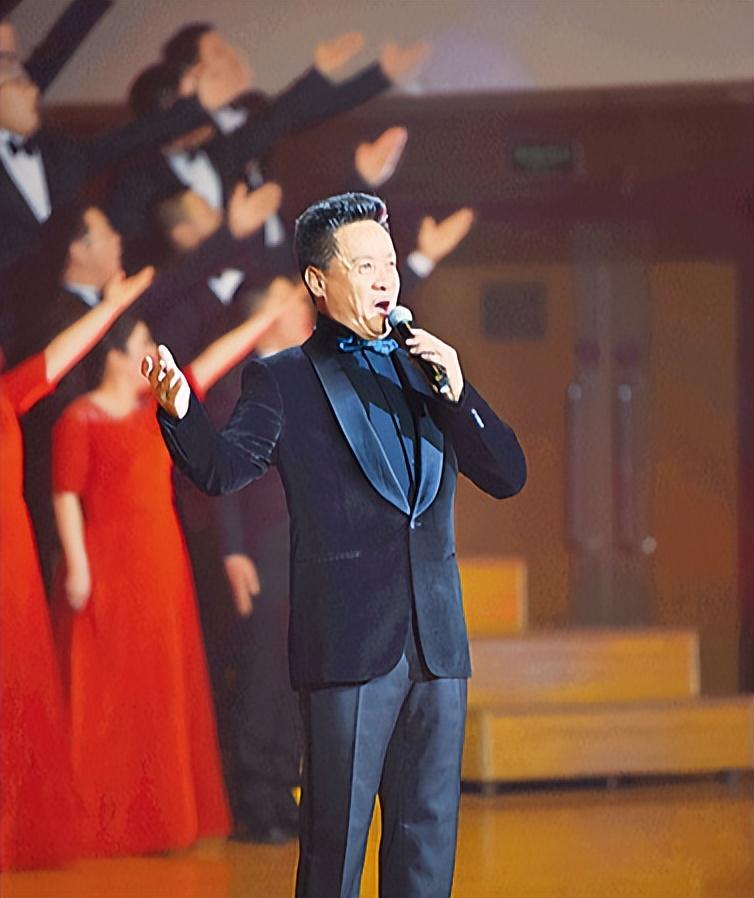 1972年阎维文正式加入了山西歌舞团成为了一名军人,在歌舞团中他认识