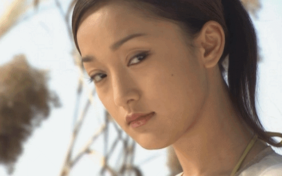 就是周迅那独特的嗓音,俏生生的美女却有着一个沙哑的"烟嗓"