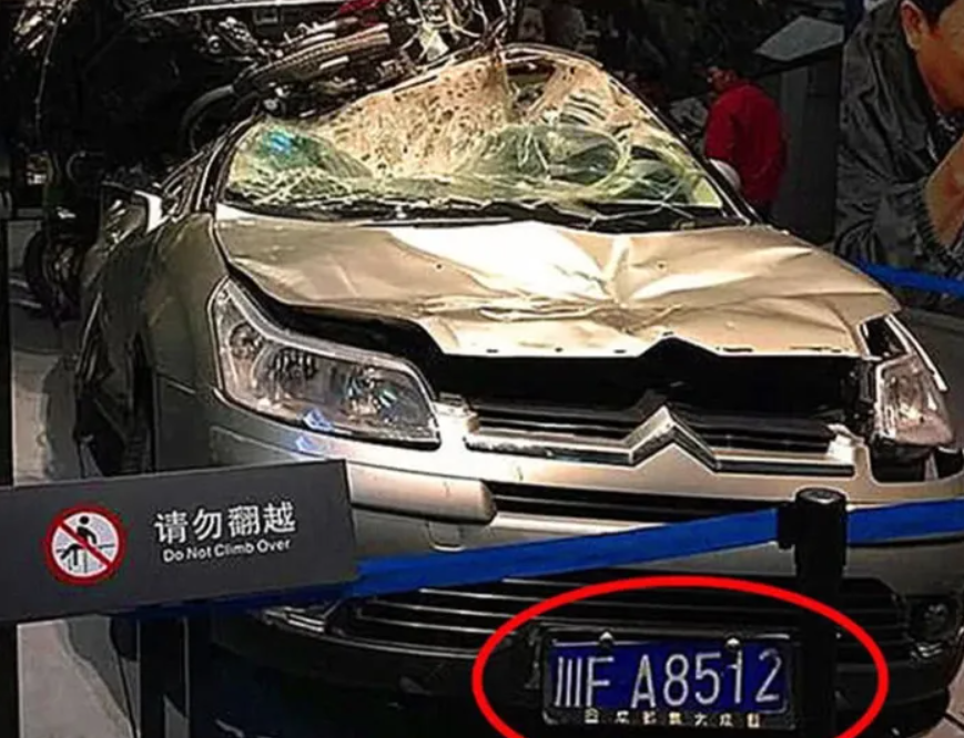 回顾汶川地震幸存的一辆神车被纪念馆收藏只因车牌太特殊