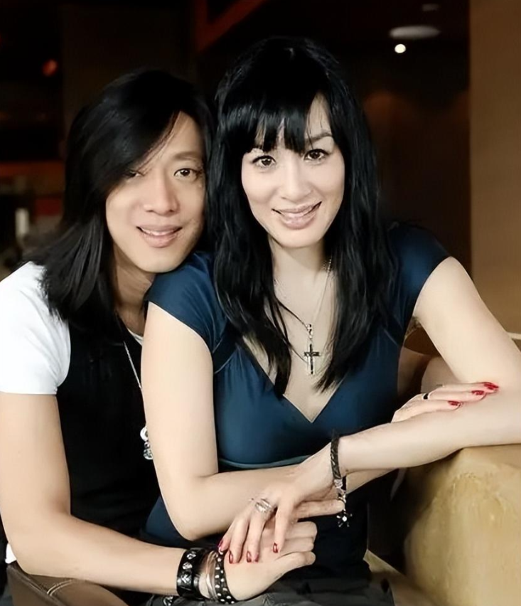 回顾张伦硕娶大12岁的钟丽缇做3个女儿的继父结婚8年恩爱如初