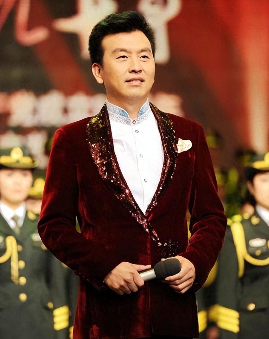 回顾央视主持人张泽群55岁老来得子乐开花妻子身份是个谜