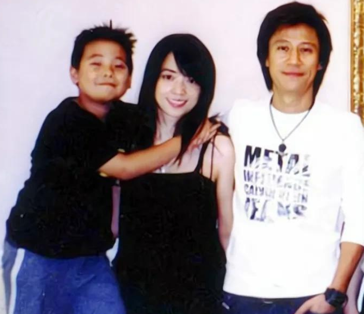 回顾余佳恩嫁歌手解晓东丈夫低谷时不离不弃今丈夫成她的骄傲