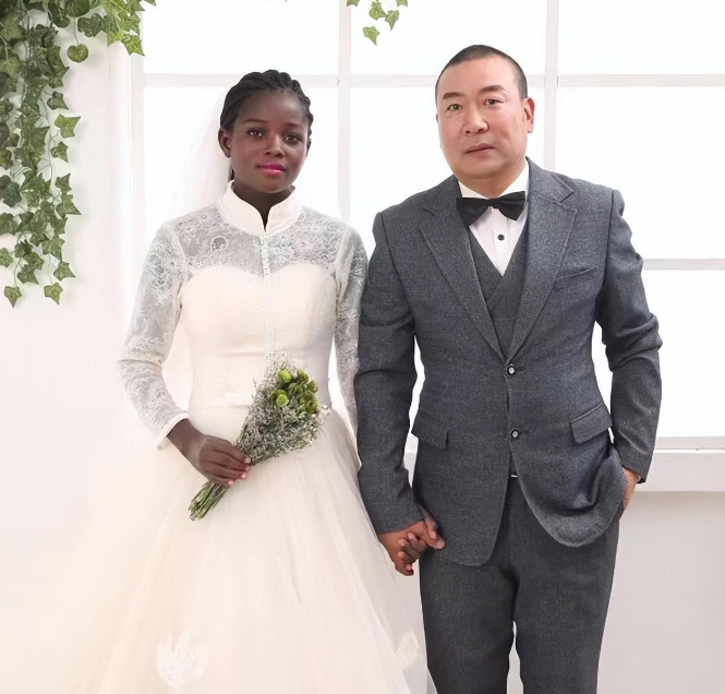 在交谈中,程小建得知明嘎每天都过得辛苦,有做不完的家务,不知道什么