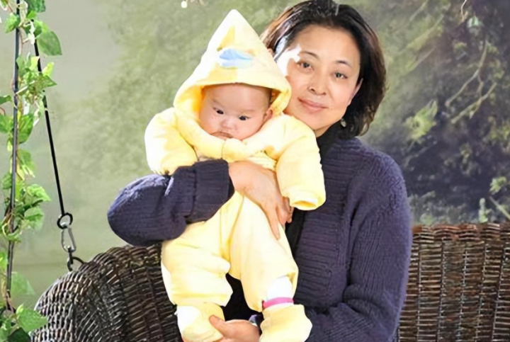 一年过去,两年过去,儿子的病不见好,但家里的钱却空了.