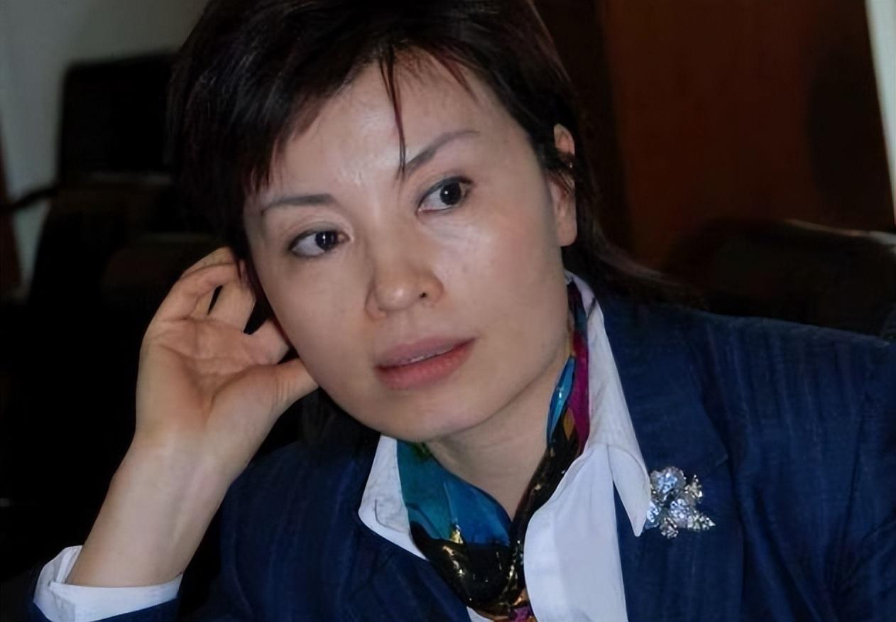 回顾主持人李瑞英26岁结婚工作28年零失误对儿子有愧疚有欣慰