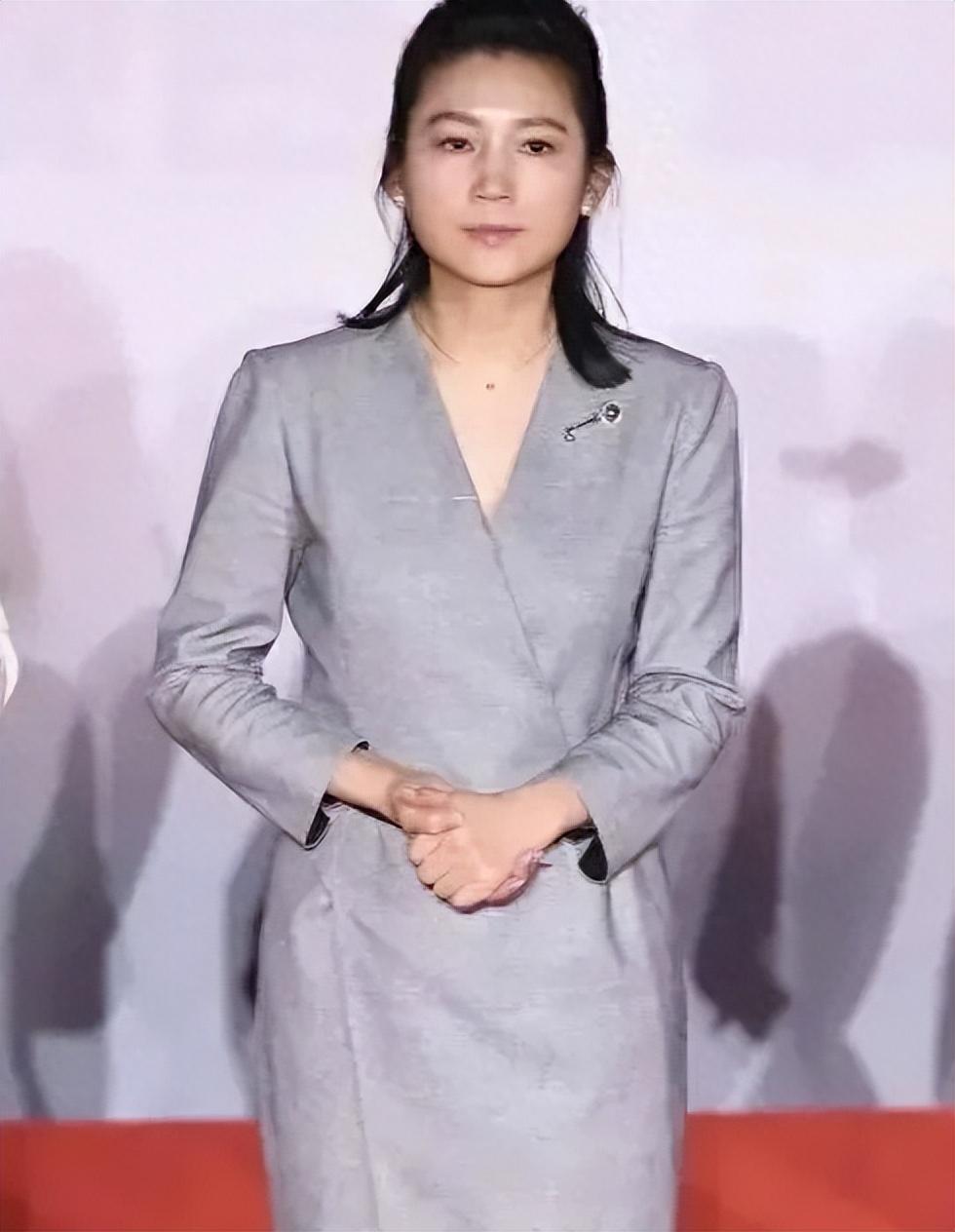 在和吕成功离婚之后的很长一段时间里,王小丫都觉得自己不会再爱上