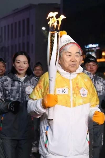 回顾逼停飞机一杯水泼掉2000亿这对恶魔姐妹凭啥这么嚣张