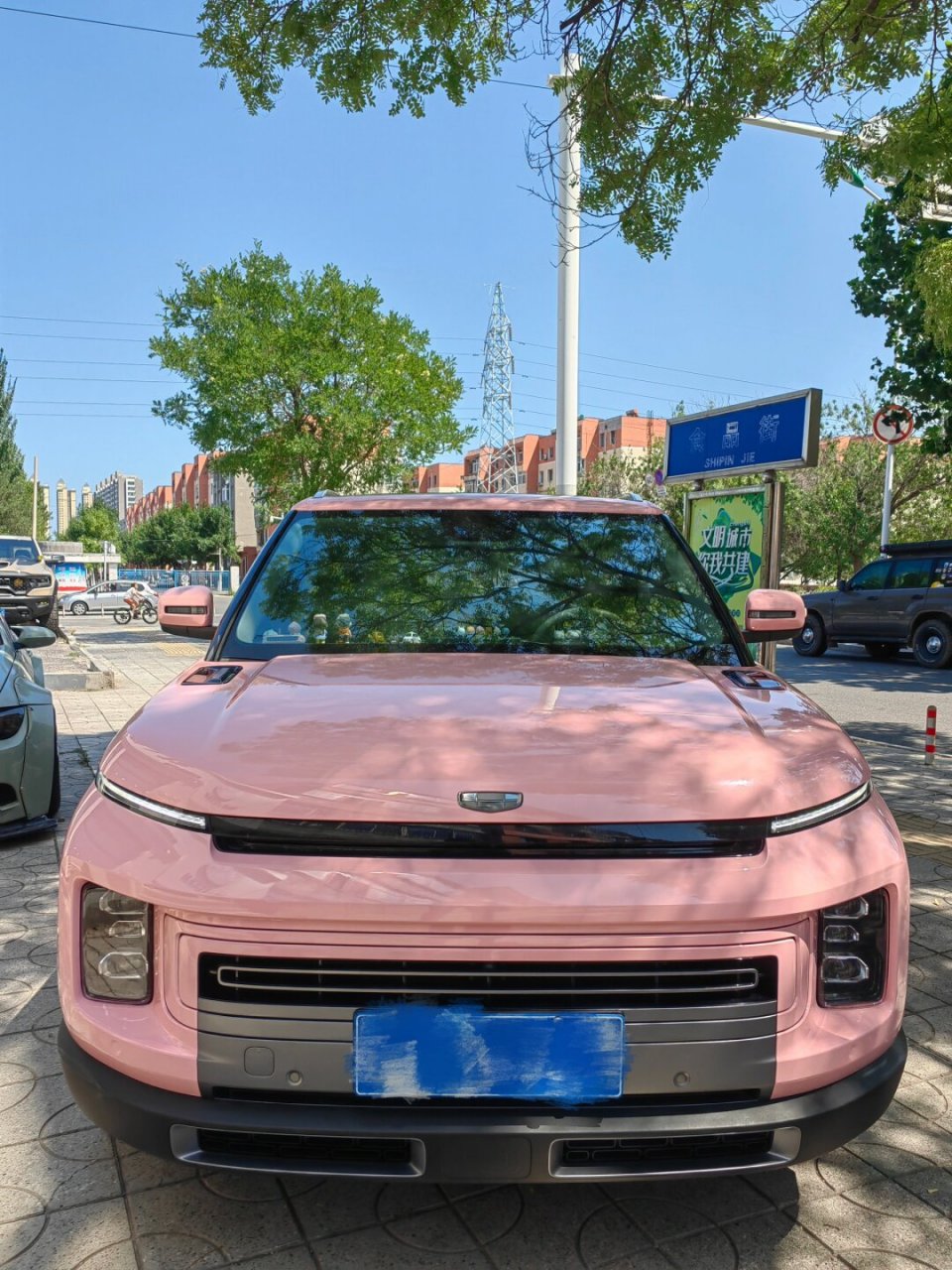 吉利icon,这辆原本就充满设计感的小车,在车身改色为粉色之后,简直