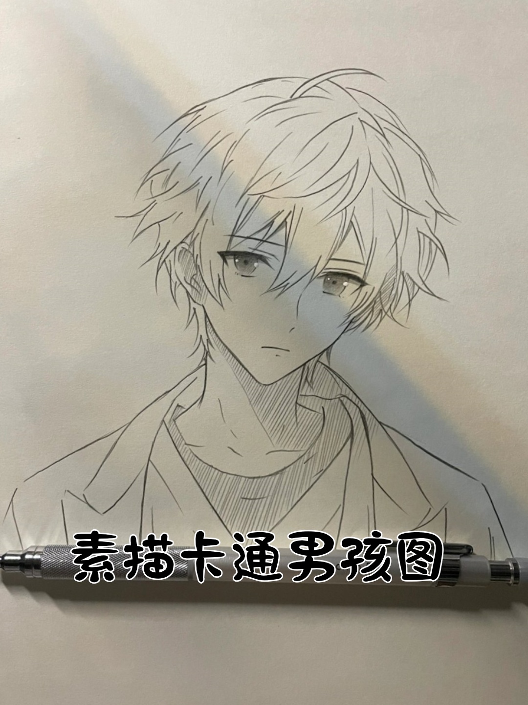素描卡通男孩图  首先映入眼帘的是一位戴着棒球帽的男孩,他俏皮地眨