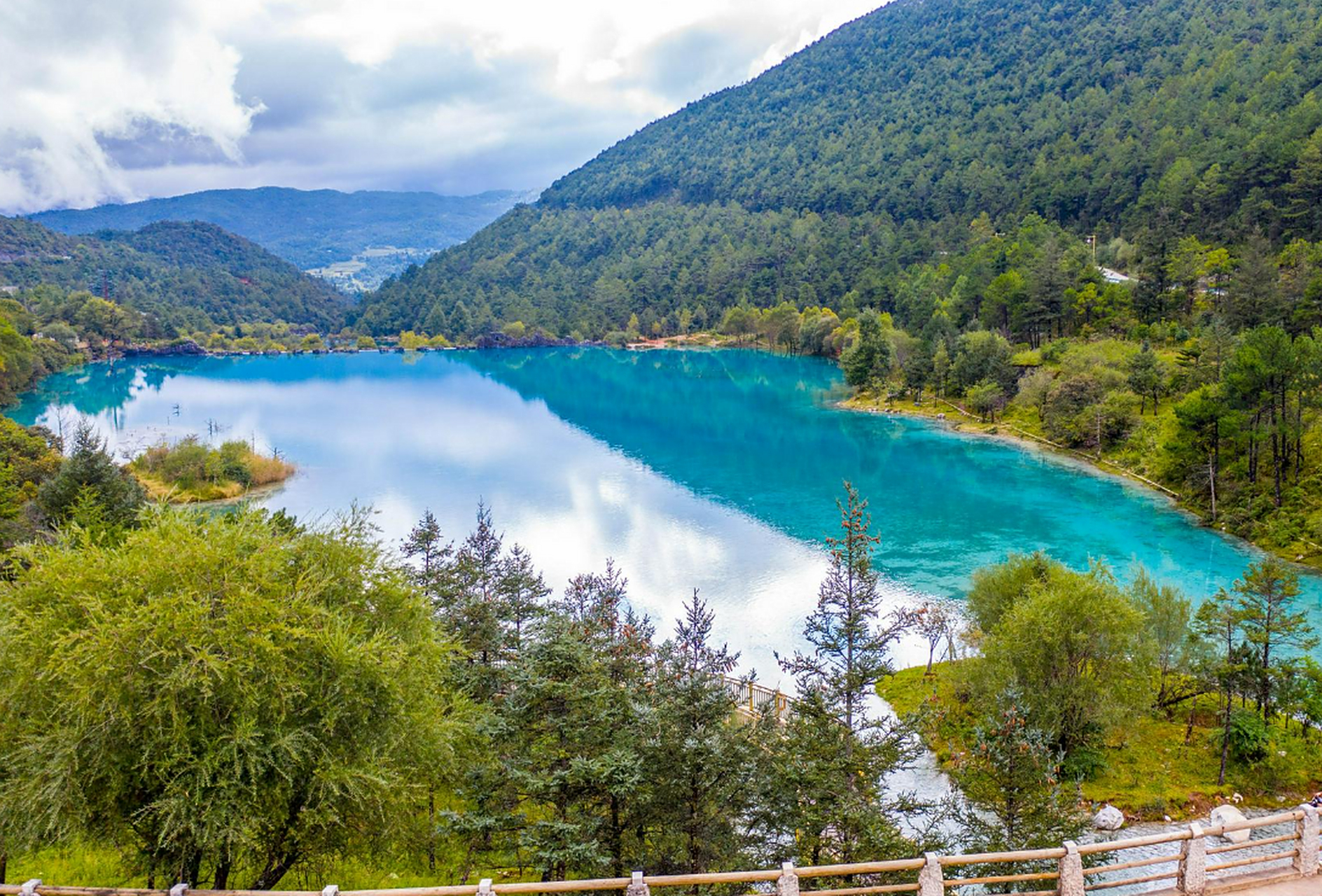 城市大玩家#蓝月谷,位于云南省丽江,俗称"白水河",以其巍峨壮美的