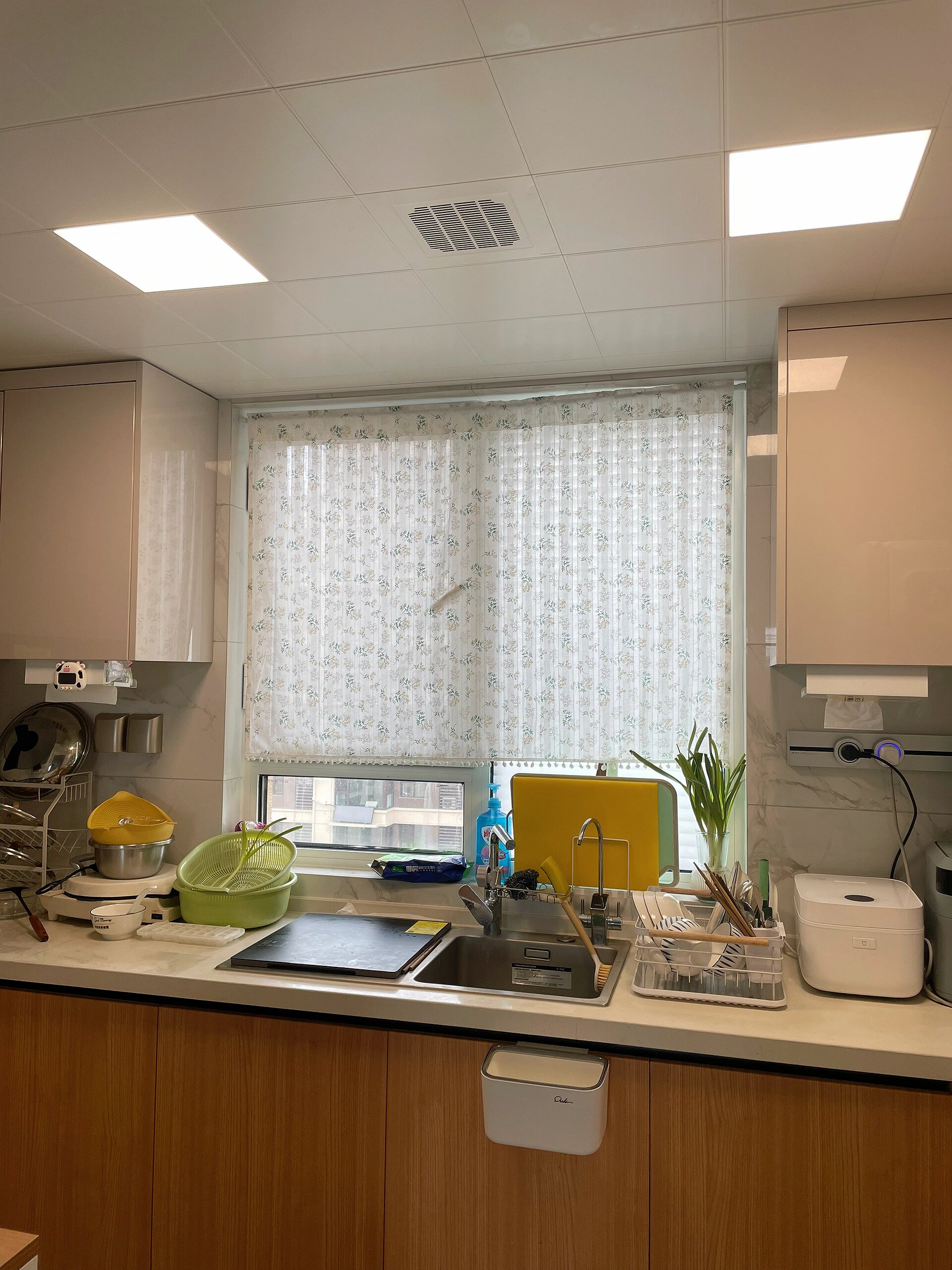 偶然去邻居家串门,一下就被她家的厨房窗帘给吸引了