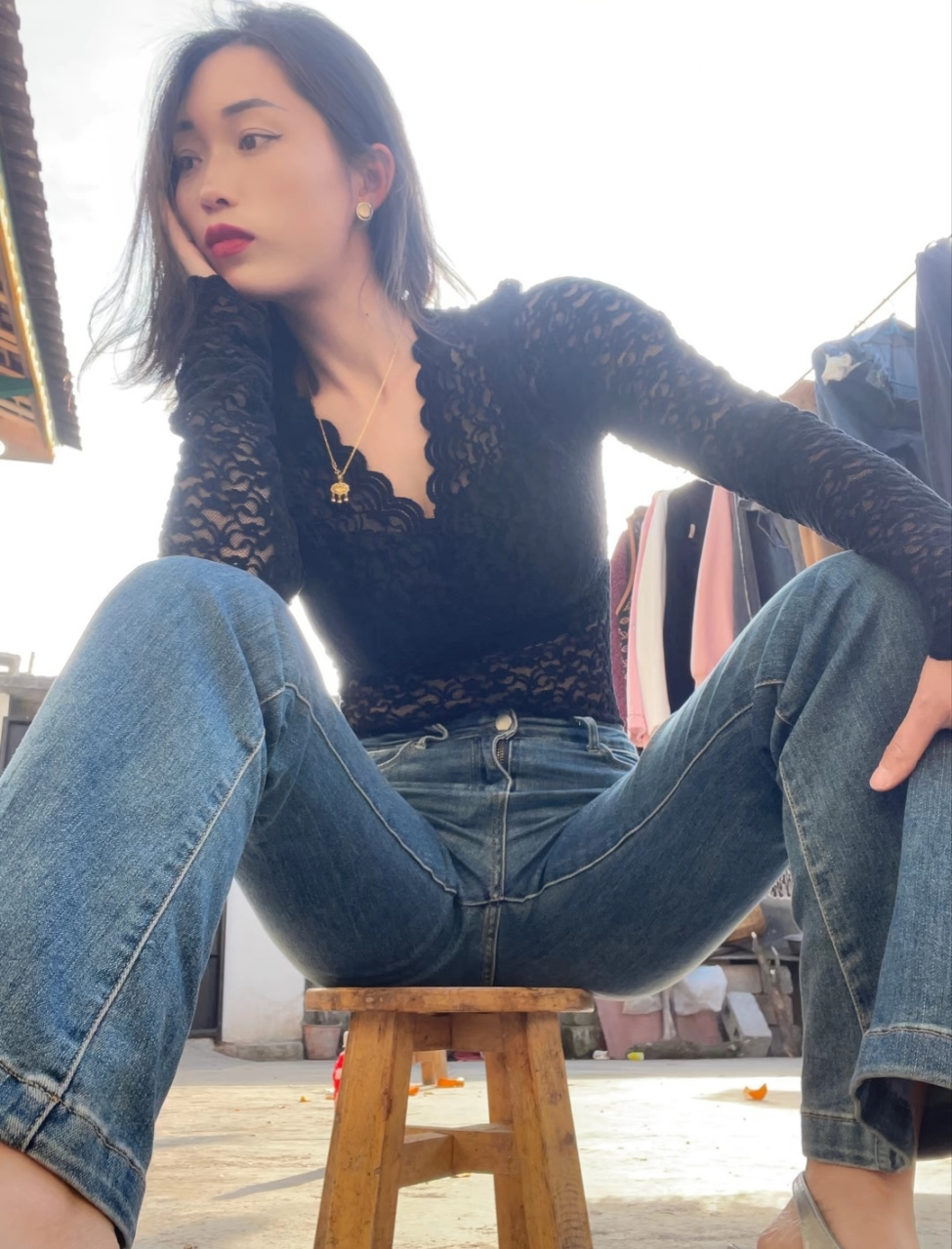 以潇洒自在的坐姿示人,是每个女孩子应该拥有的品质.