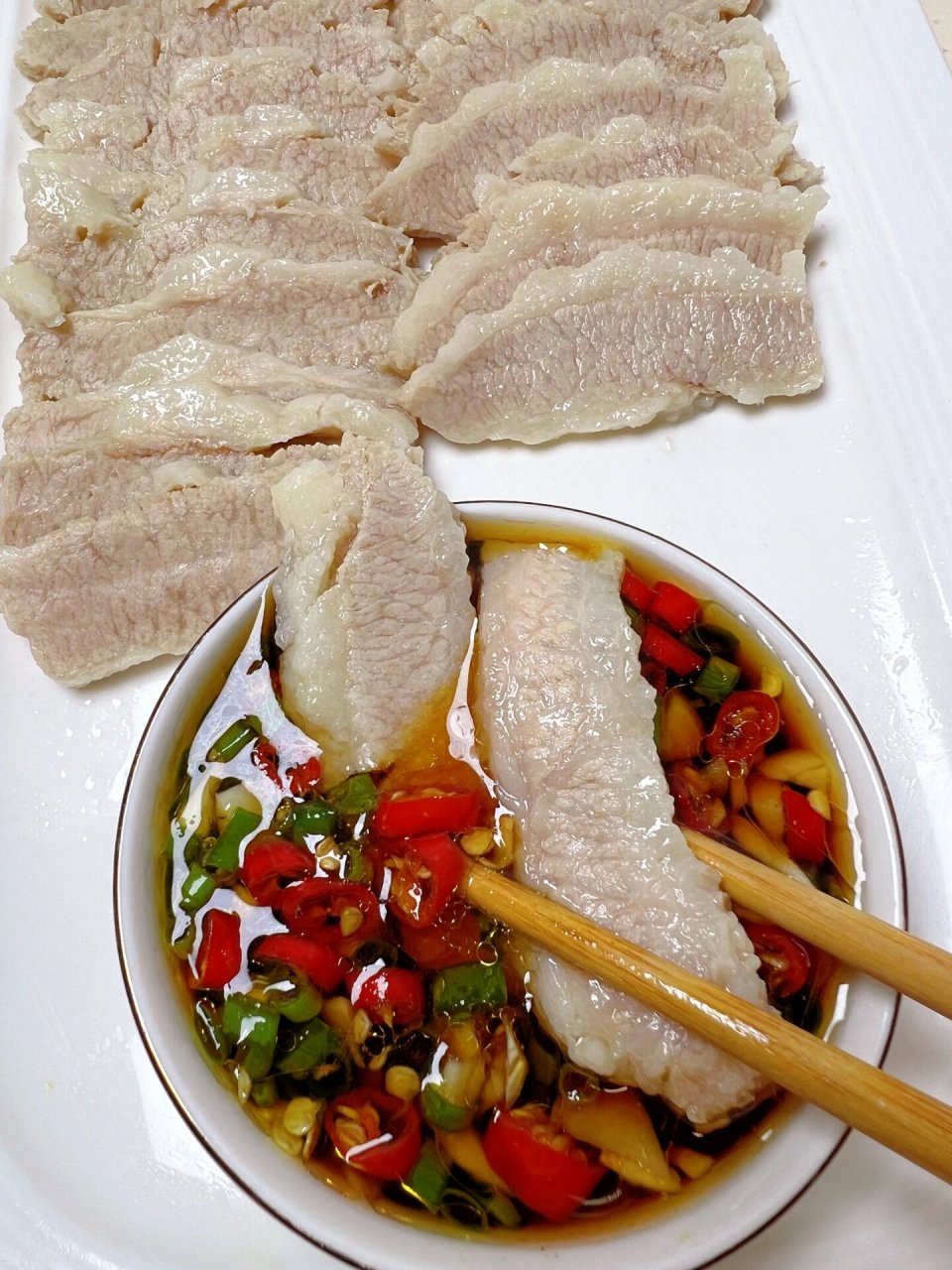 白切猪颈肉,吃起来脆嫩爽口,弹性十足.