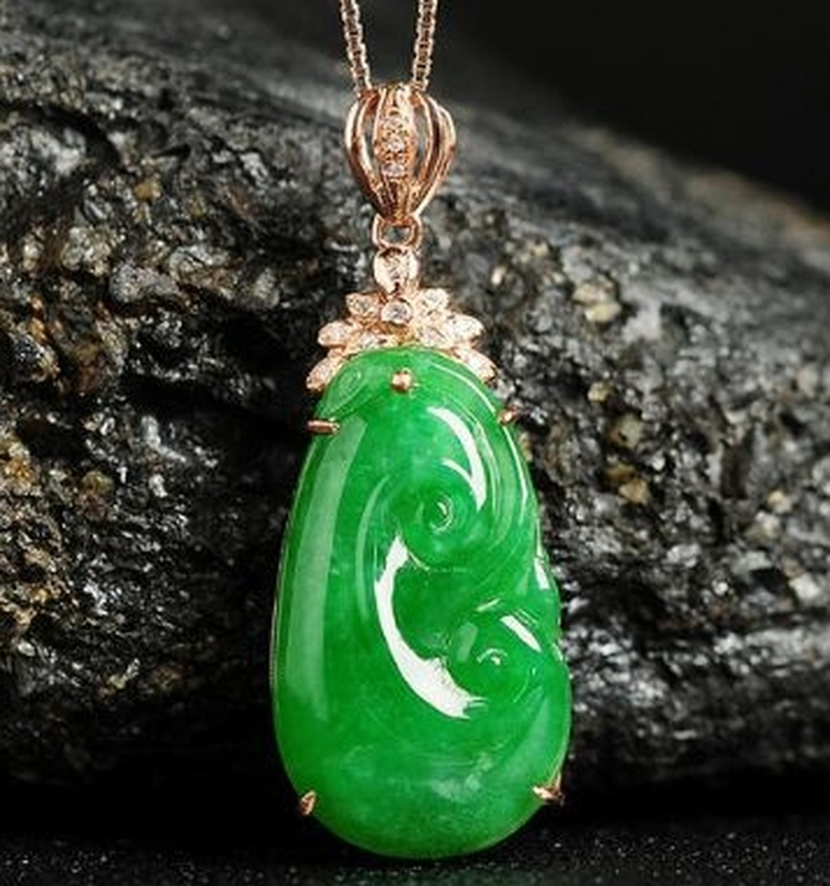 点击头像看直播# #翡翠珠宝#在中国社会中,翡翠被广泛接受并被饰