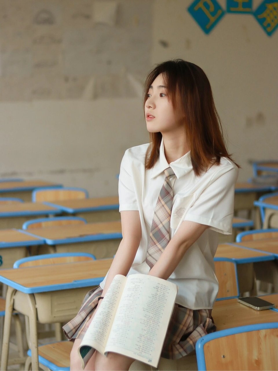 教室拍照姿势 | 校园写真  今天我要和大家分享如何在教室拍出氛围感
