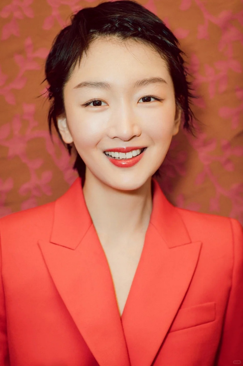 周冬雨:谋女郎的荣耀与挑战  周冬雨她一开始可是带着"谋女郎"的光环