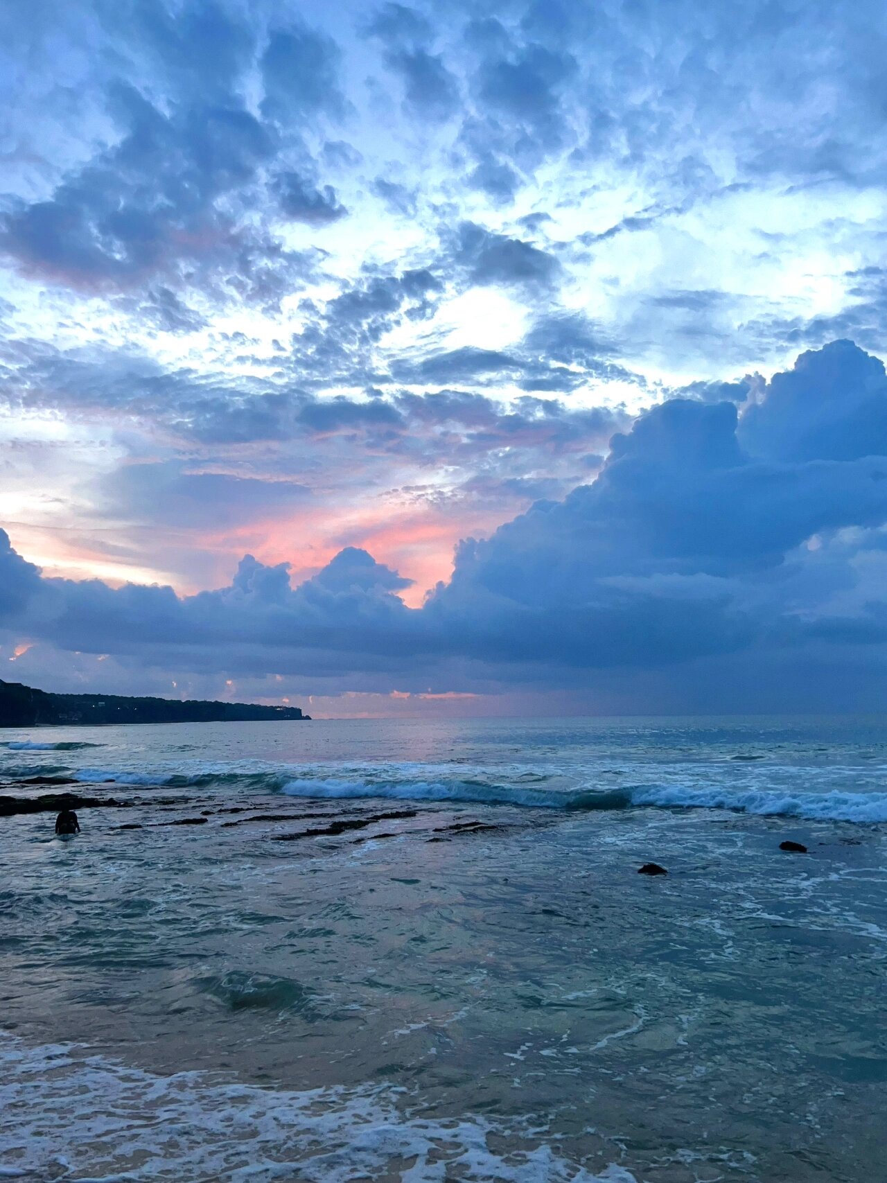 海风轻轻吹拂着我的脸庞,带来了一丝清新的气息.