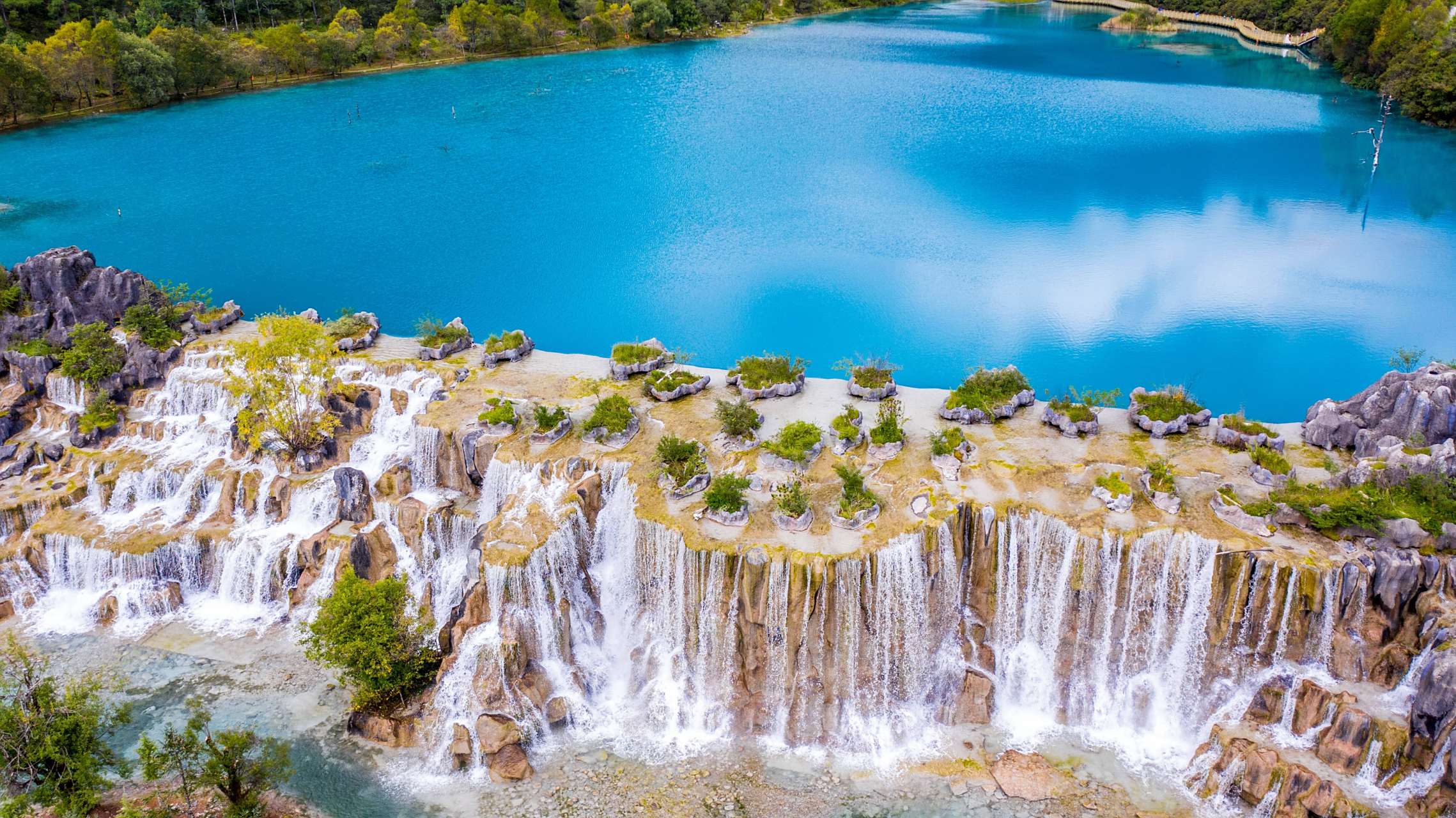 城市大玩家#蓝月谷,位于云南省丽江,俗称"白水河",以其巍峨壮美的
