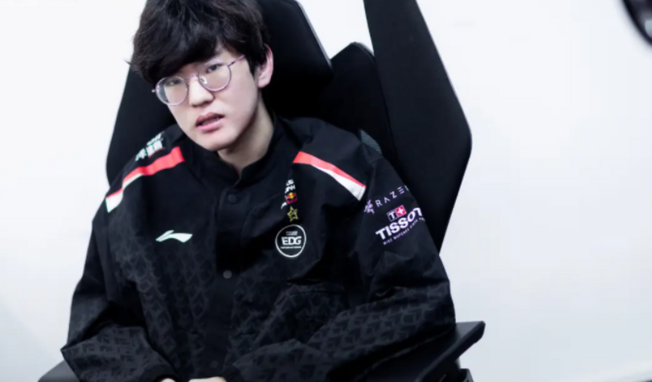 edg打野jiejie已经出院了!虽然出院了,但jiejie的伤势似乎依然严重.