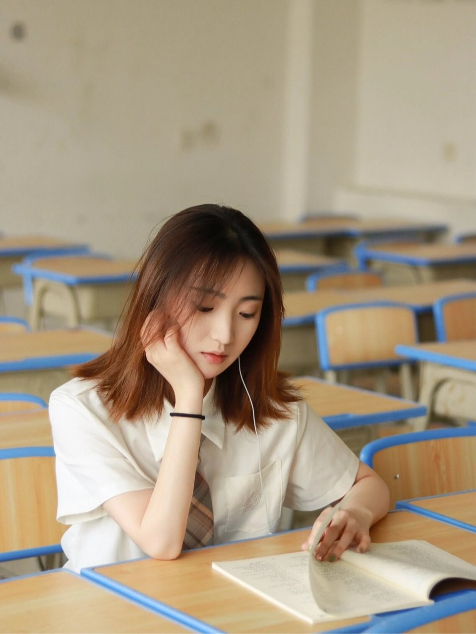 教室拍照姿势 | 校园写真  今天我要和大家分享如何在教室拍出氛围感