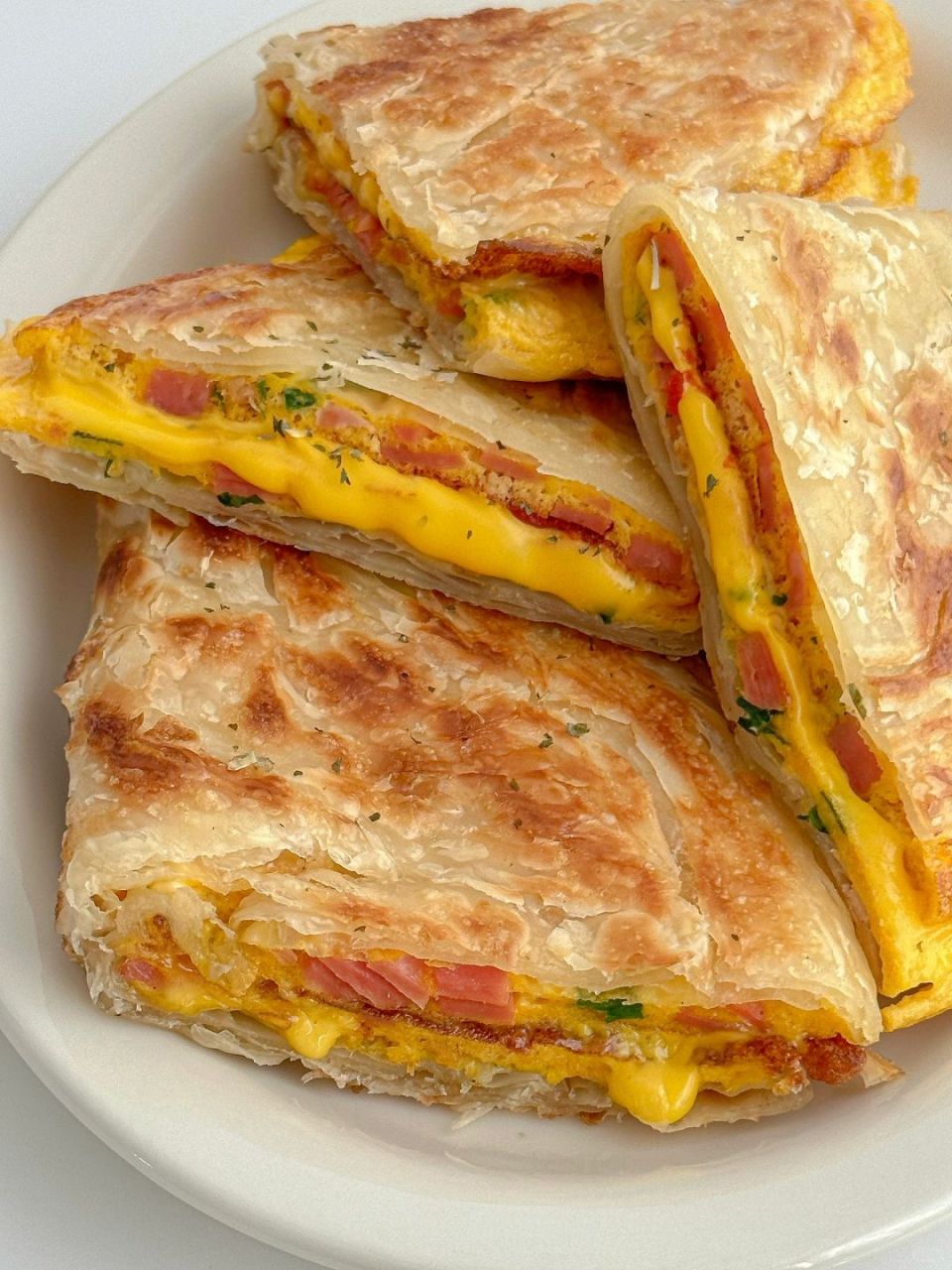 步骤:1.鸡蛋小葱末肉松火腿丁适量盐打散搅匀 2.