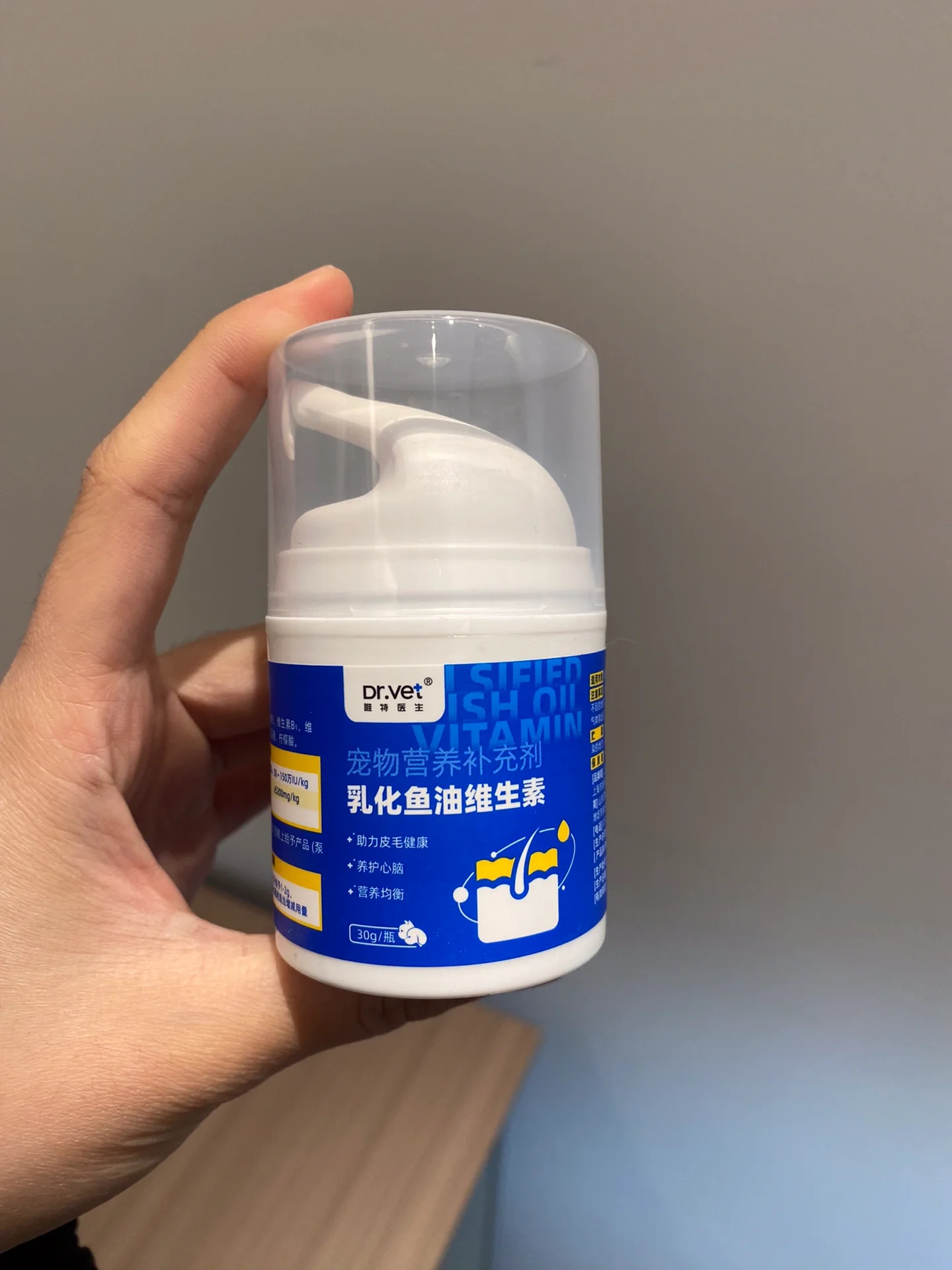 我家猫咪之前不太喜欢吃鱼油胶囊,但我听说鱼油对它们的健康有很多