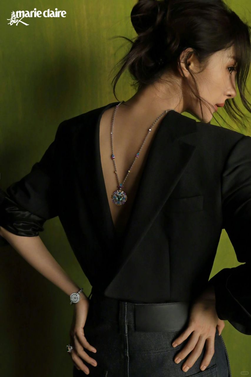 哇塞,杨幂这次又登上杂志封面了,真是美得让人窒息啊!