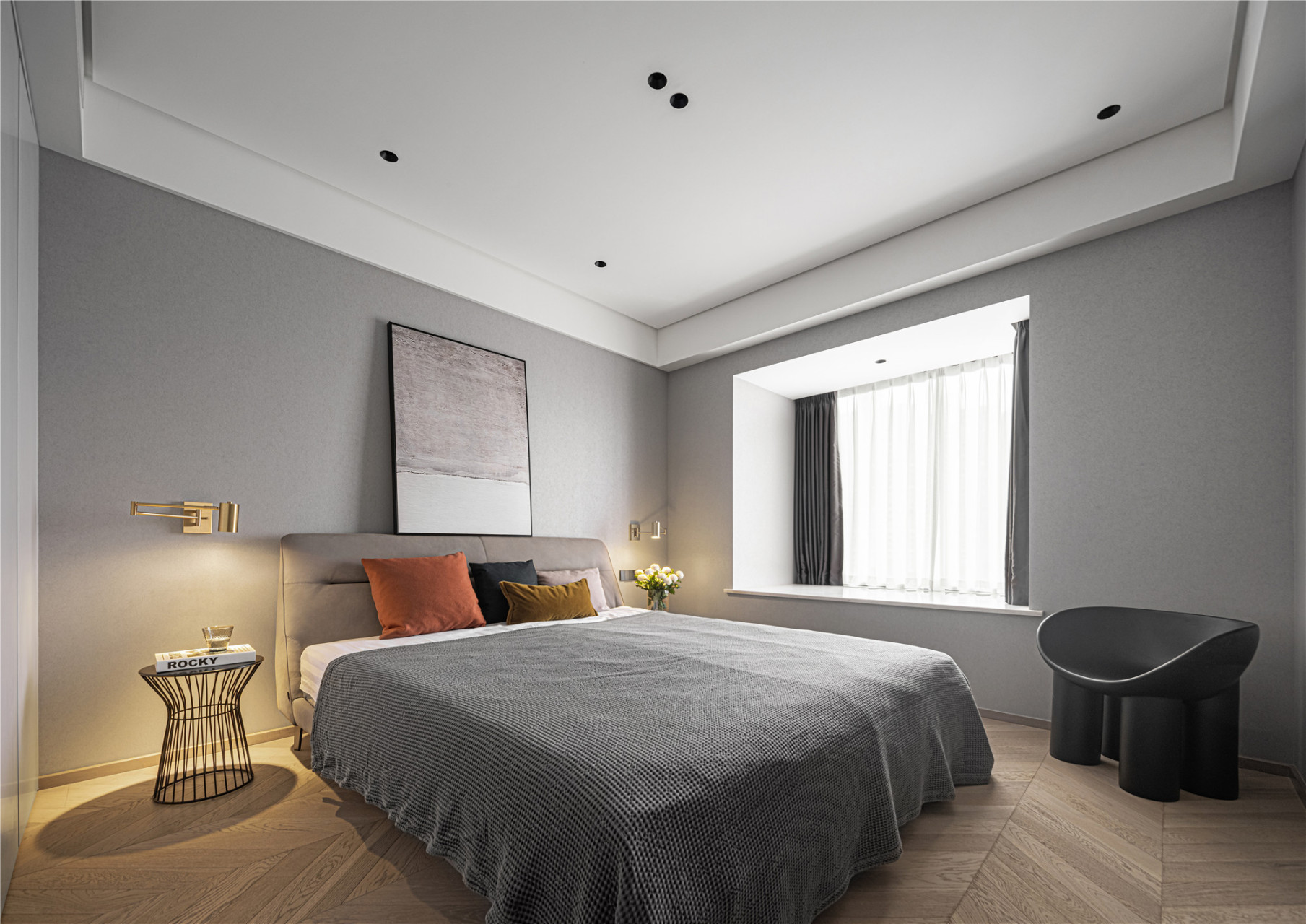 现代风格卧室装修设计,色调高级又耐看  主卧的设计低调而和谐,床头