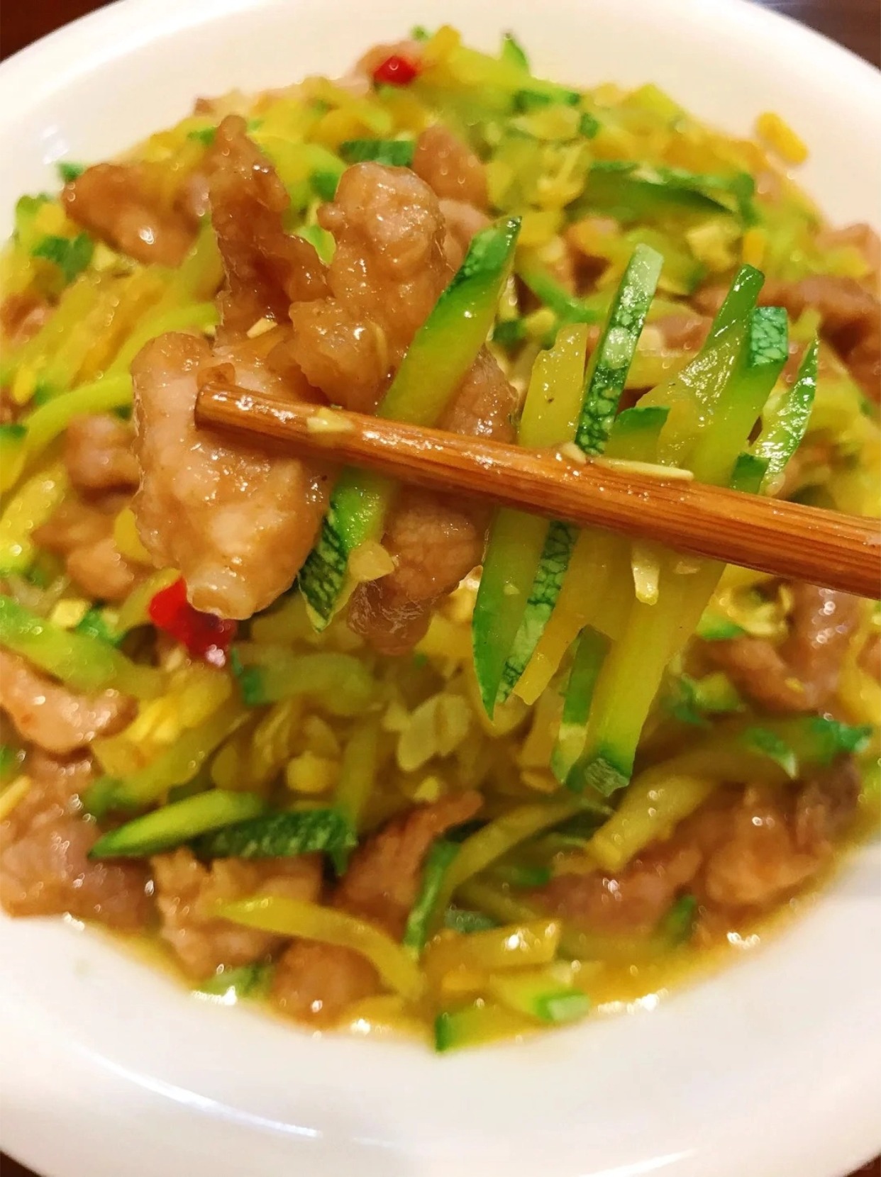 今天我分享一款简单又美味的嫩南瓜炒肉喜欢的赶紧试试