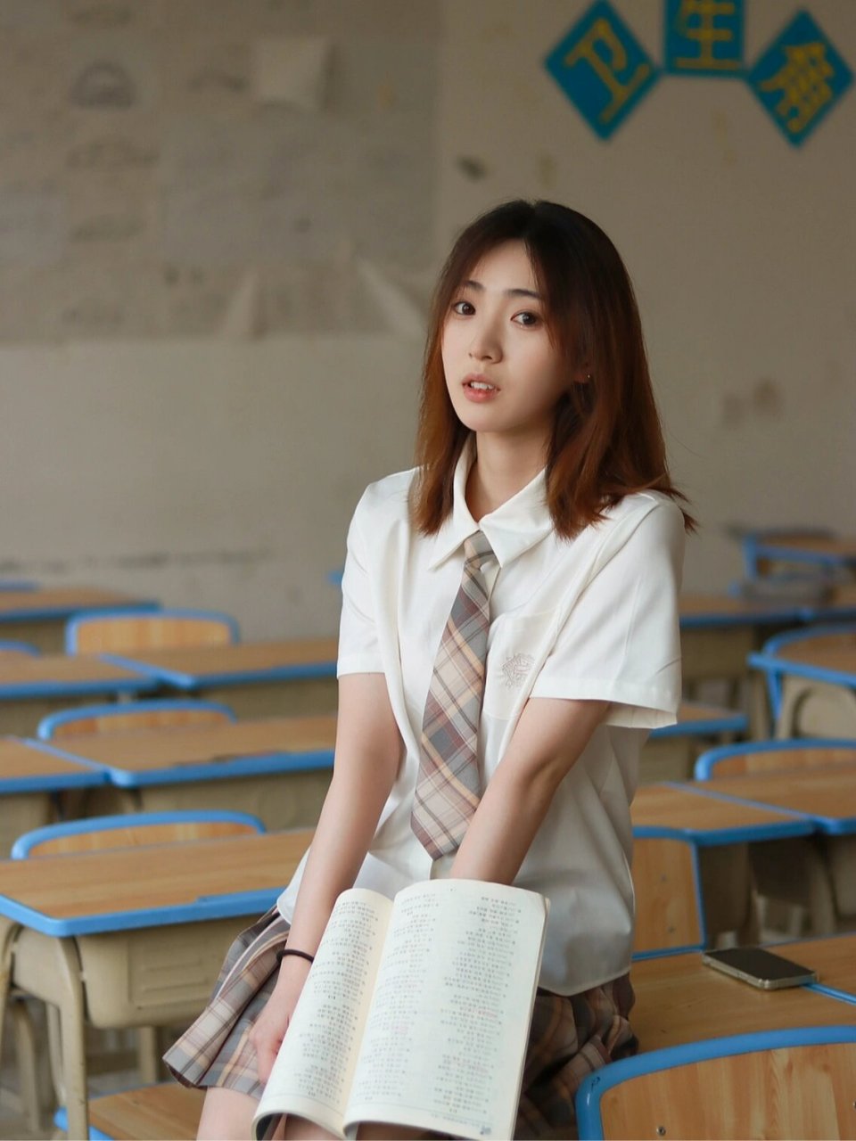 教室拍照姿势 | 校园写真  今天我要和大家分享如何在教室拍出氛围感