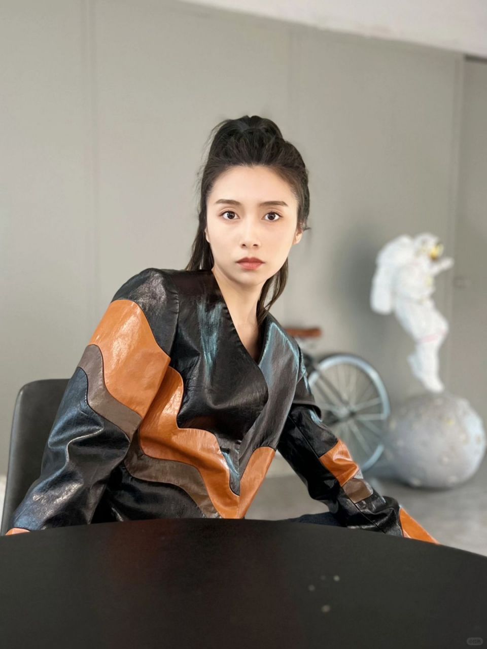 俞思远穿sevilgenwang2023秋冬皮衣,飒爽复古展新姿  俞思远身着sevil