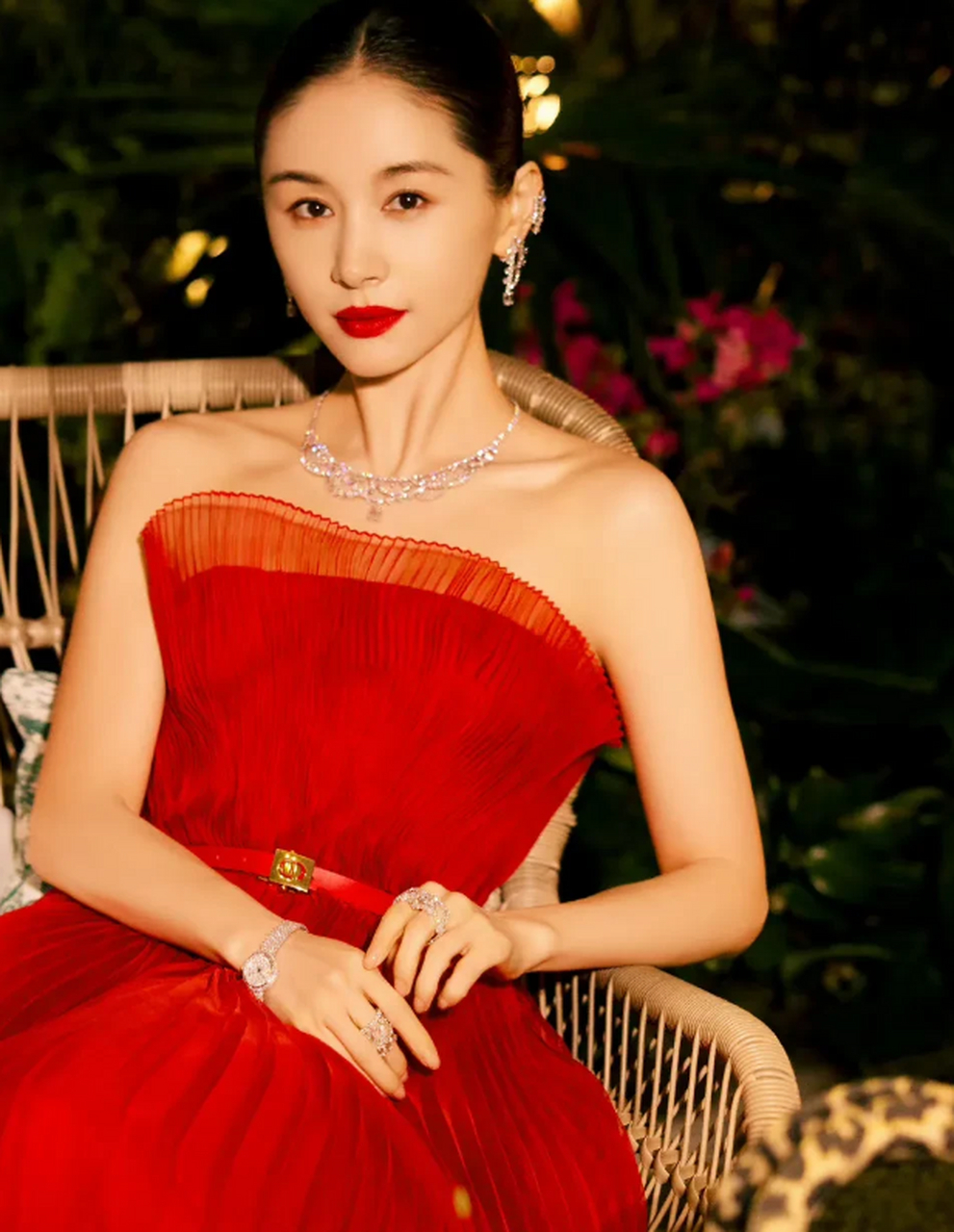 王子文在迪奥活动上成为抢镜的女王,她一袭红色抹胸长裙,配上大红唇