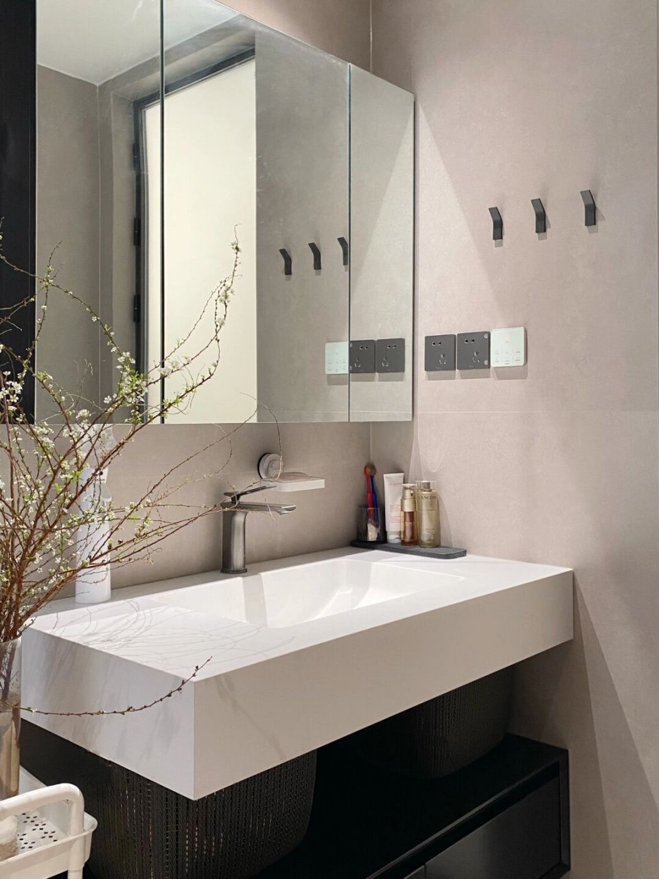 99这个极简黑白灰卫生间真的太酷了!