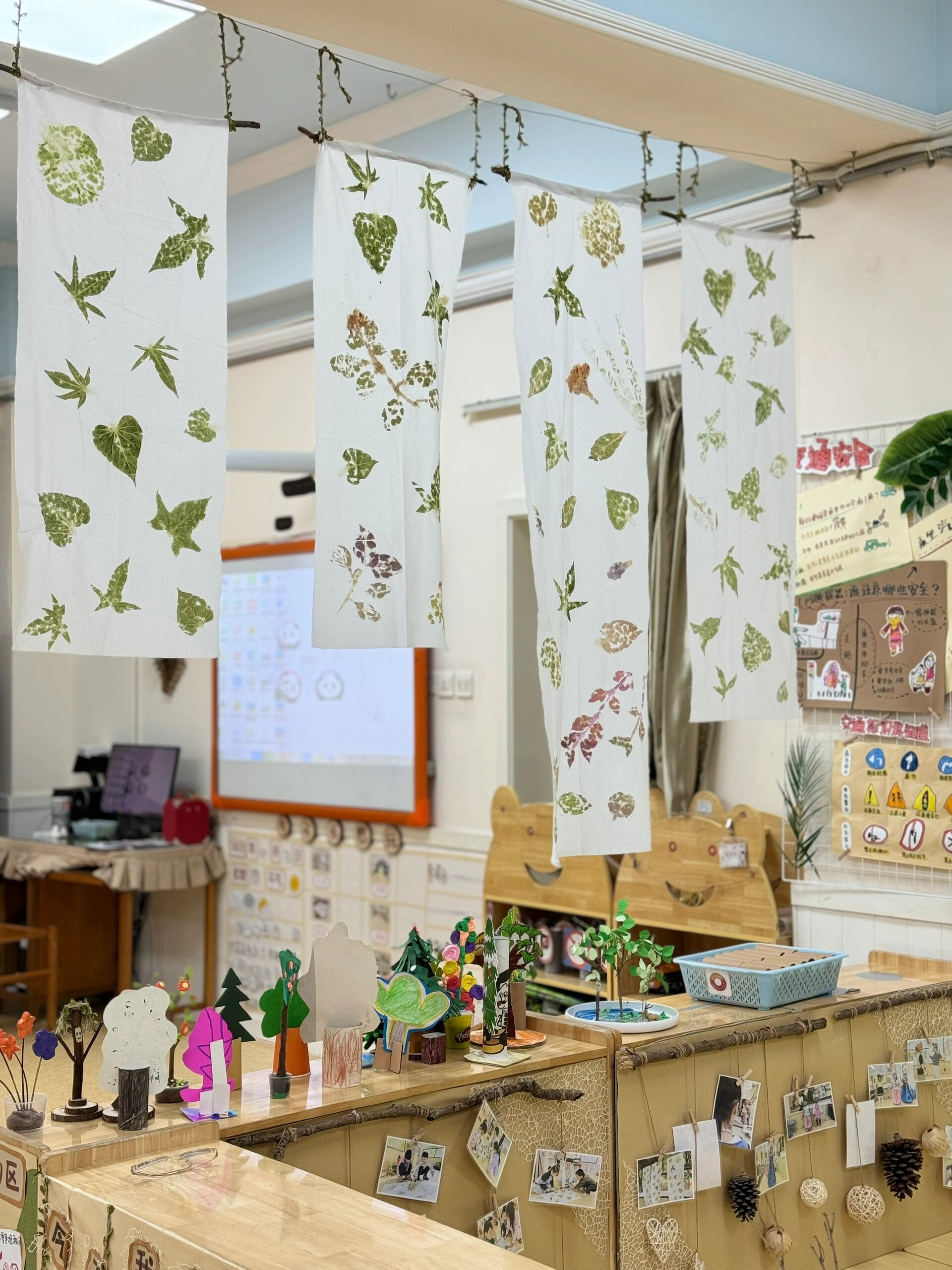 我们班级的环创主要以原木色系为基础色调,让孩子