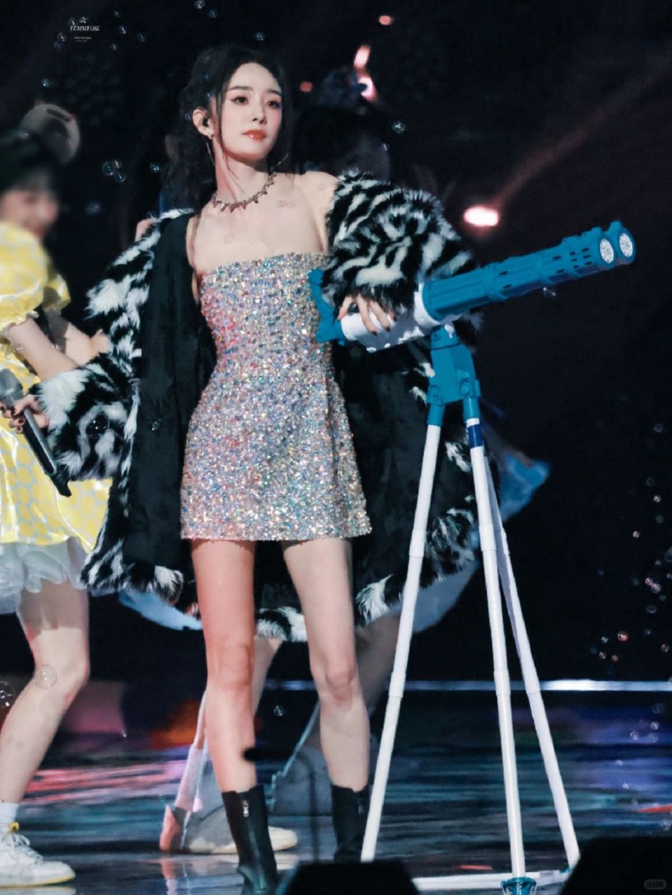 最近湖南卫视跨年晚会上的杨幂同款私服真是让人眼前一亮啊!