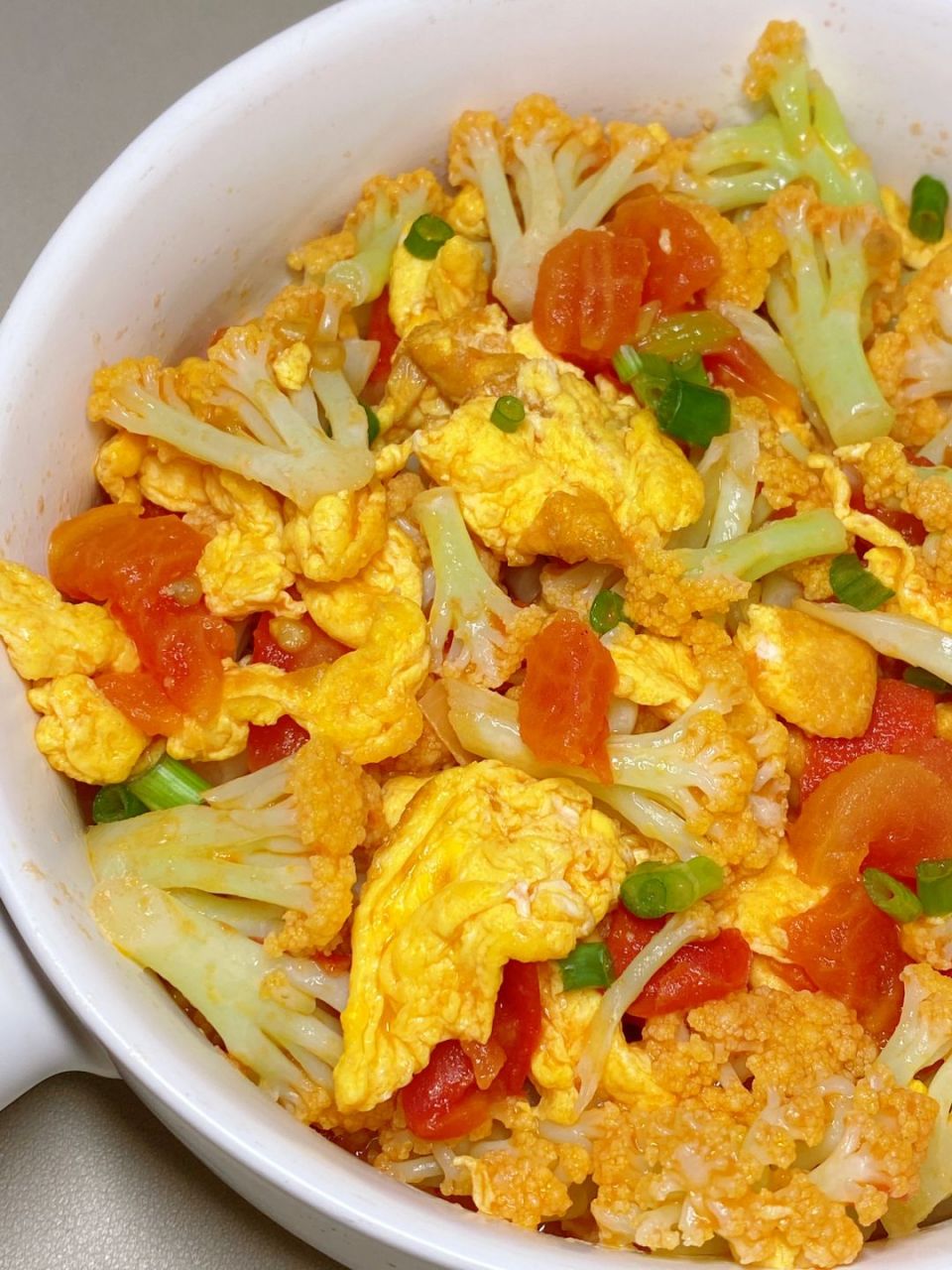 我尝试了一个超级美味的家常菜花菜番茄炒鸡蛋!