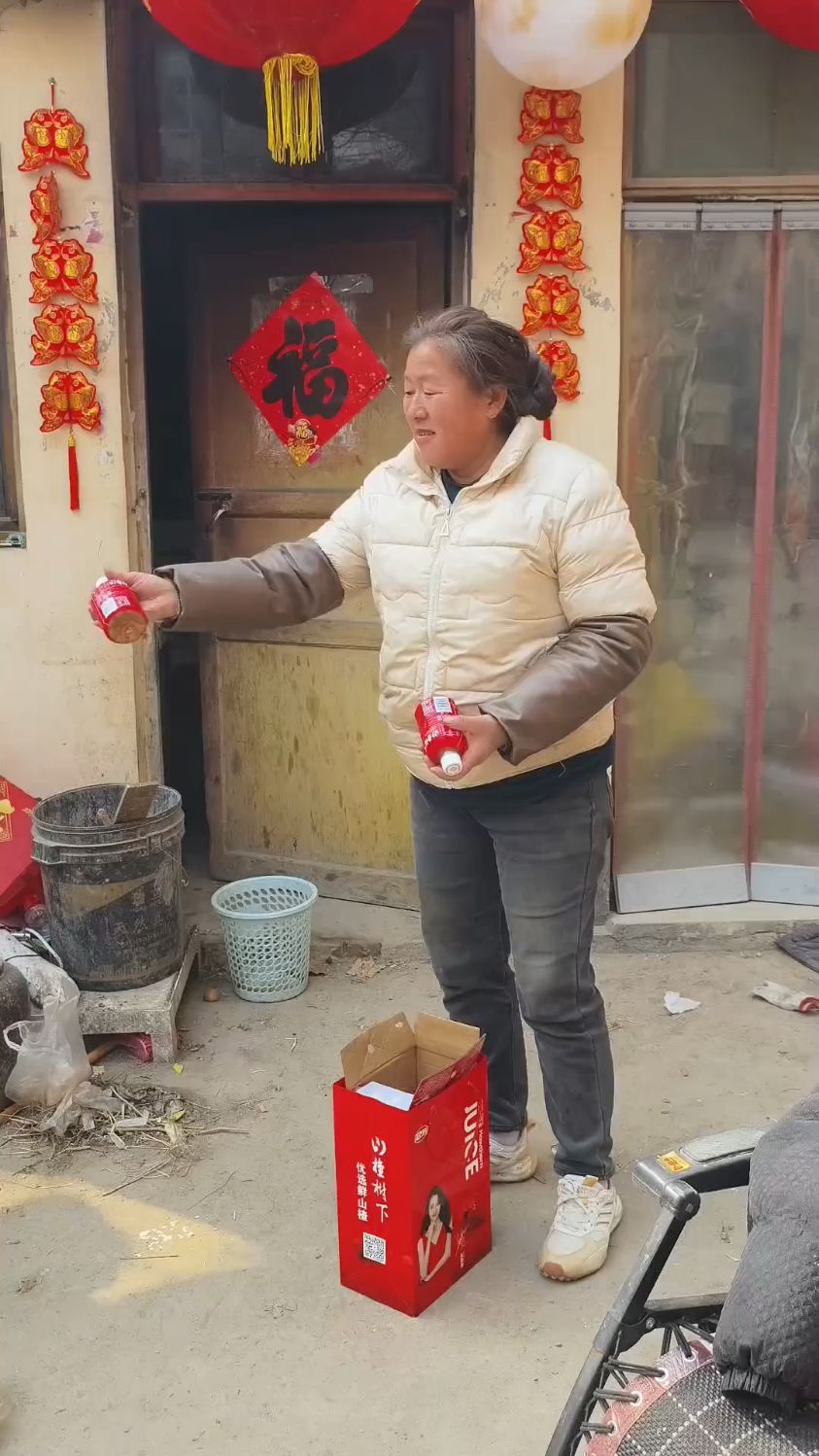 大衣嫂请粉丝喝饮料