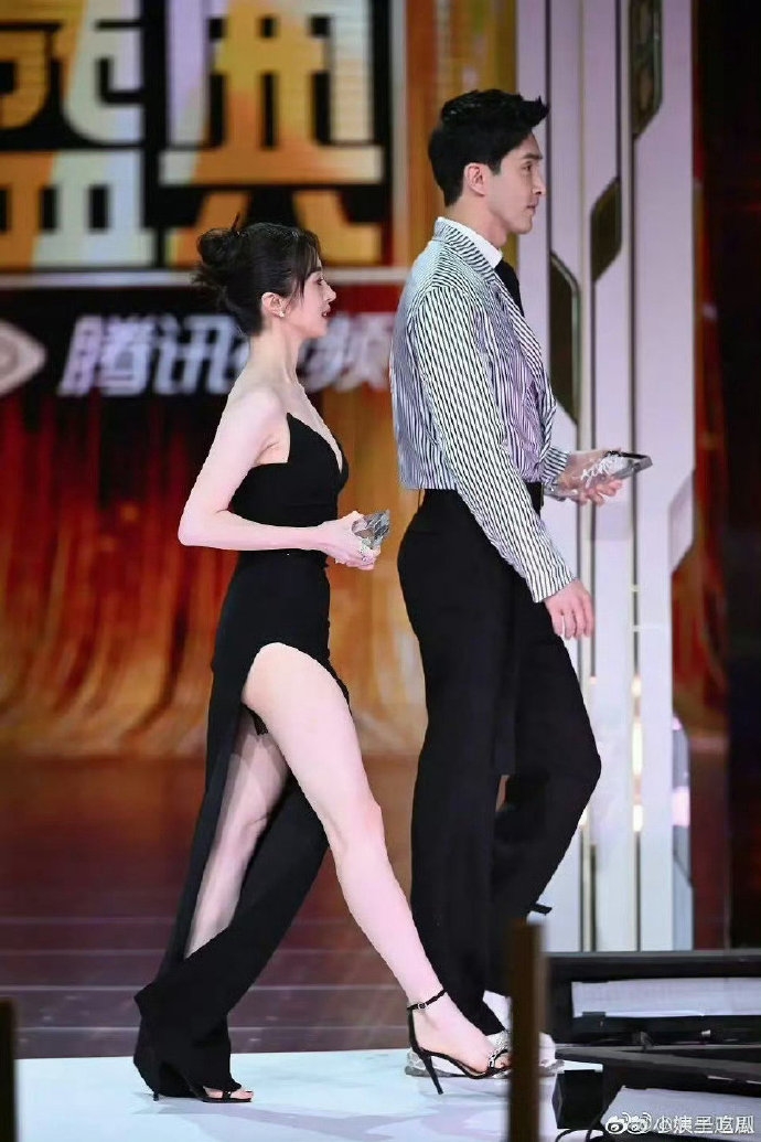 撩人女神胡冰卿,高开叉长裙演绎性感新高度