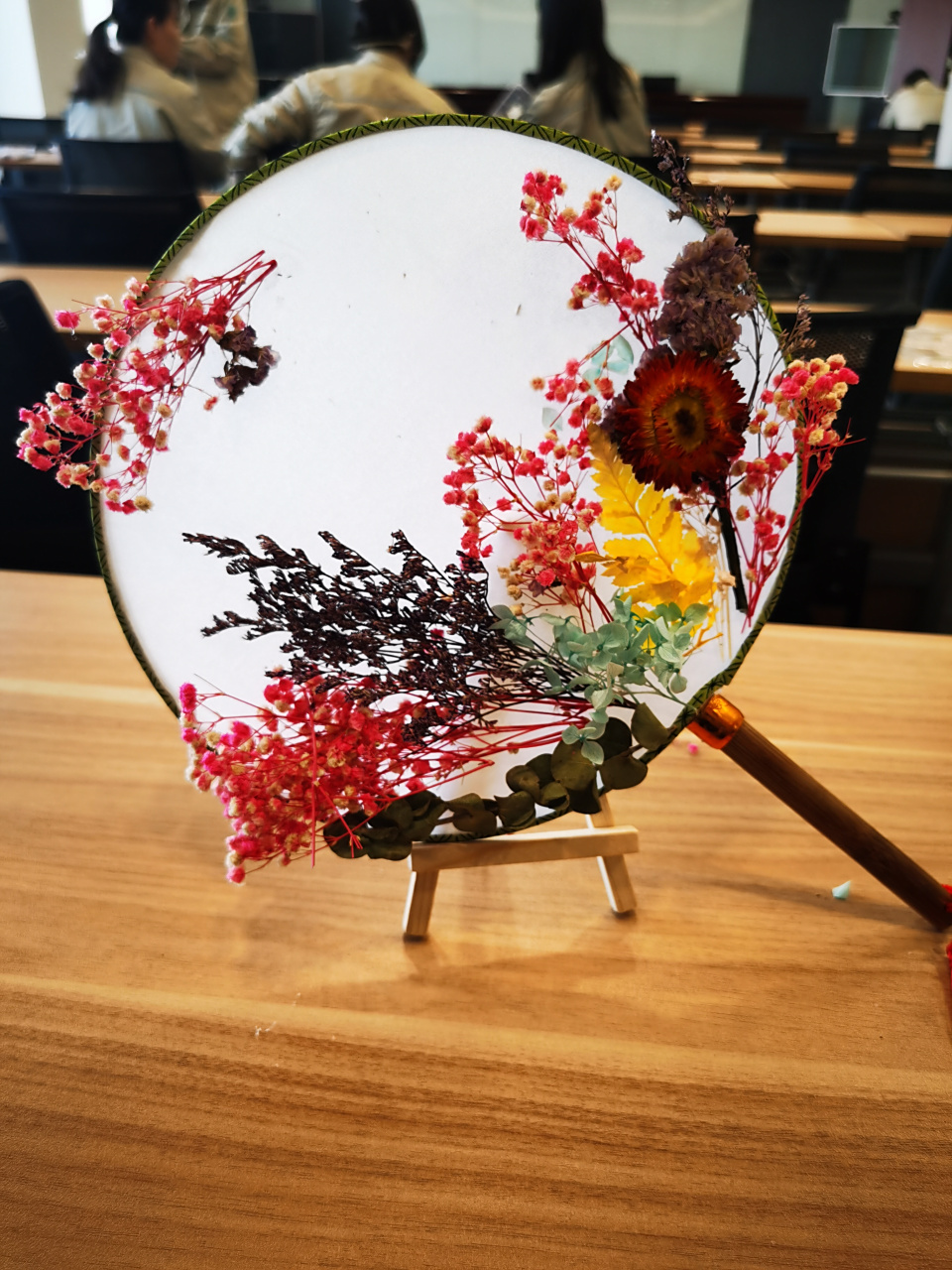 女神节的活动,是制作团扇.