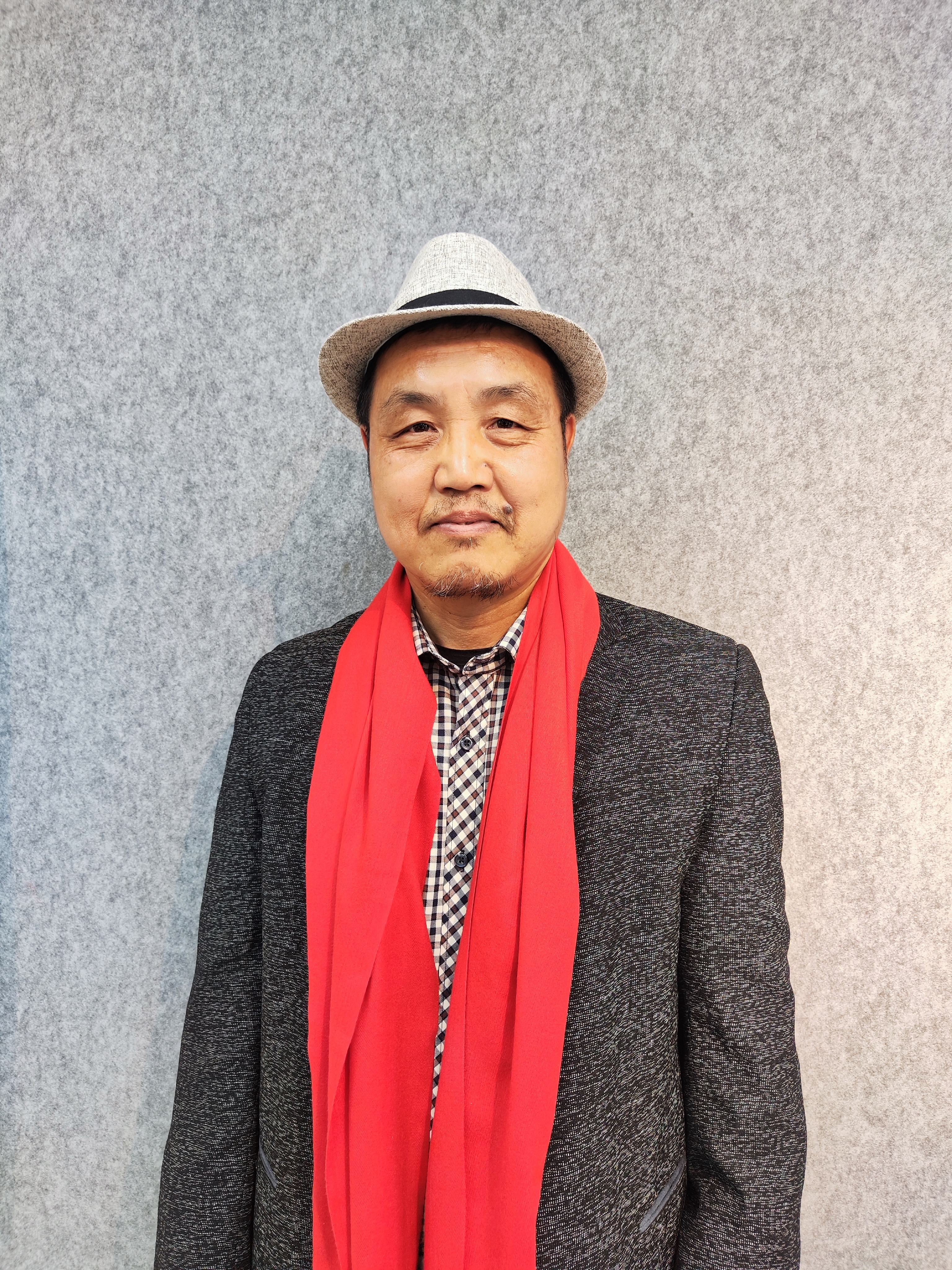 1名家简历郑华,人民书画家,国家一级美术师,中国书画院院士,非物质