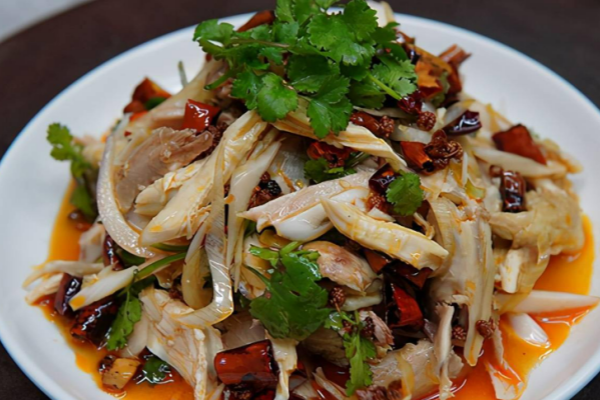 四川椒麻鸡,以其独特的麻辣口感和醇厚的鸡肉风味而闻名