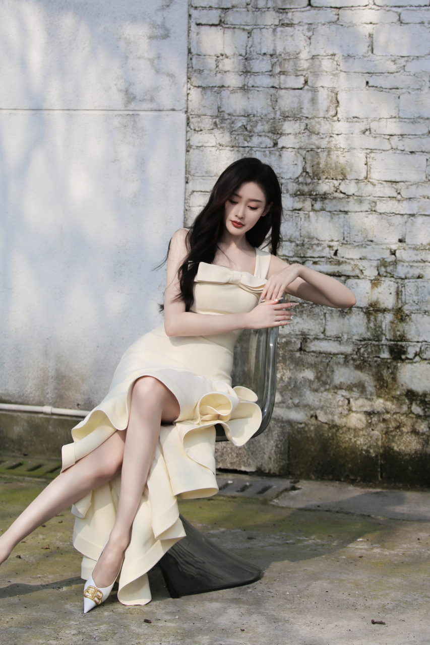 张天爱亮相,淡黄肩带连身短裙时尚简约,身材修长性感,米白色高跟鞋