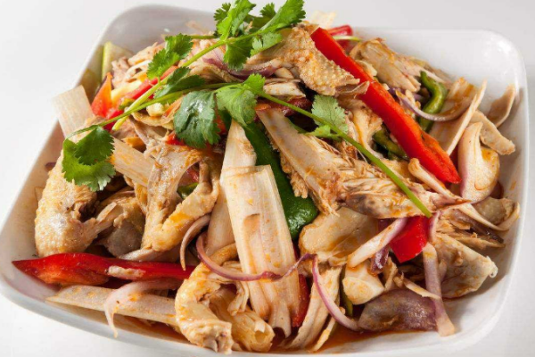 四川椒麻鸡,以其独特的麻辣口感和醇厚的鸡肉风味而闻名