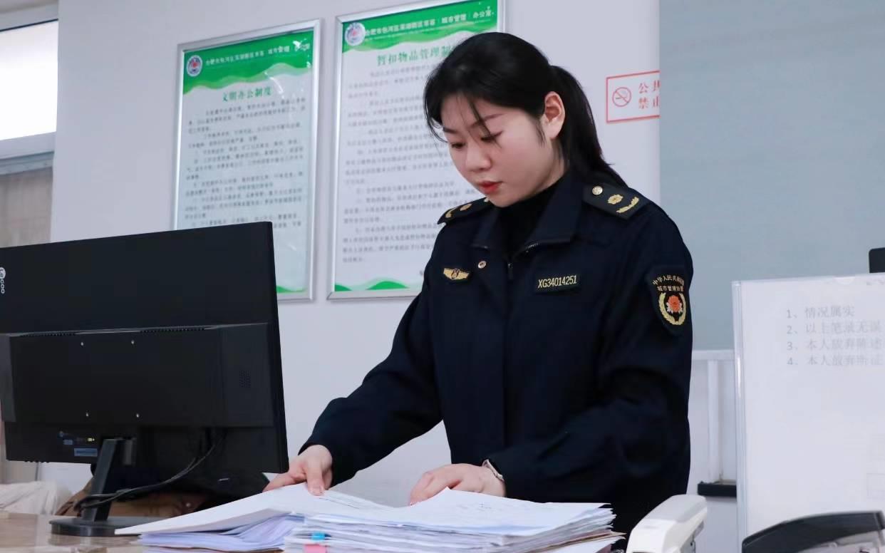 可刚可柔 这位女城管真飒