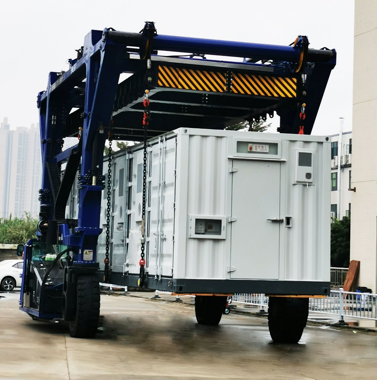 集装箱跨运车,港口装卸集装箱的高效利器!